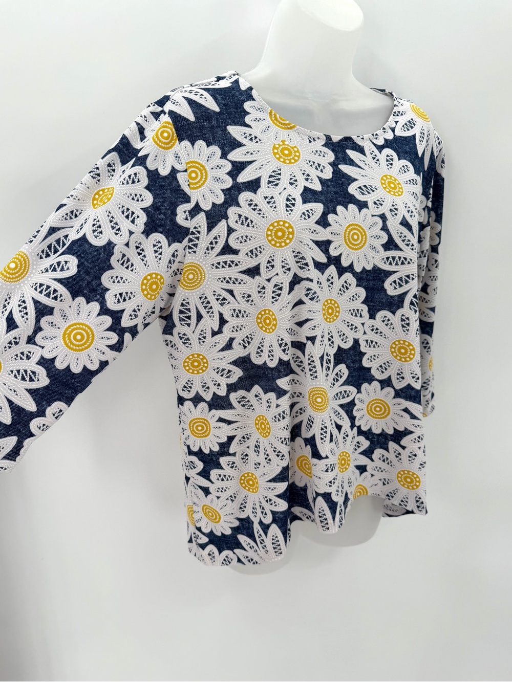 Alfred Dunner Petite Top Women’s PL Blue Daisy Floral 3/4 Sleeve Sharkbite Hem - Picture 2 of 7